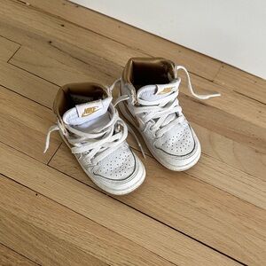 Nike kids retro Air Jordan 1 High-Top Sneakers, white and gold.